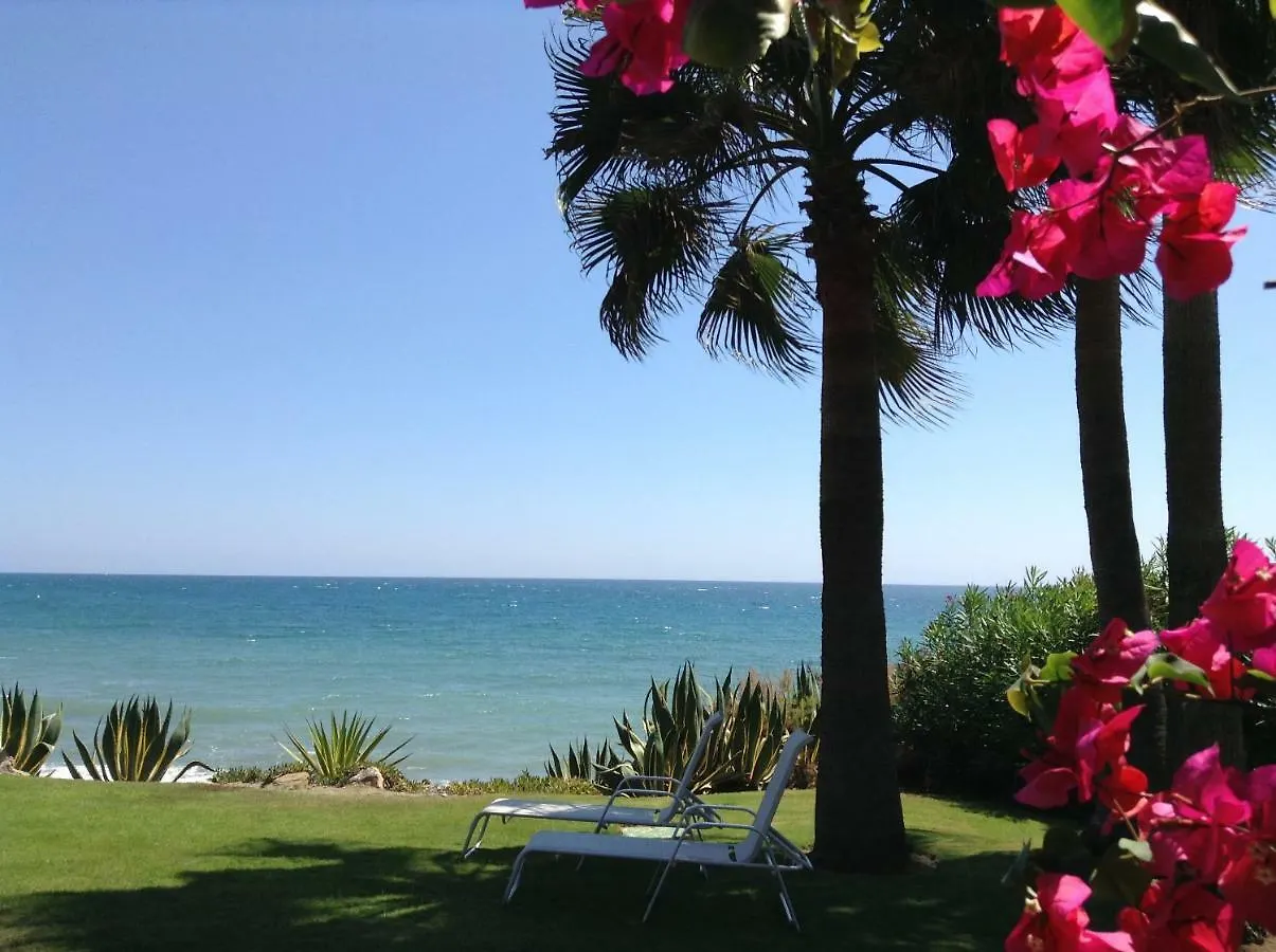 בית נופש הוילה אסטפונה Urb Playa Azul 24 ספרד